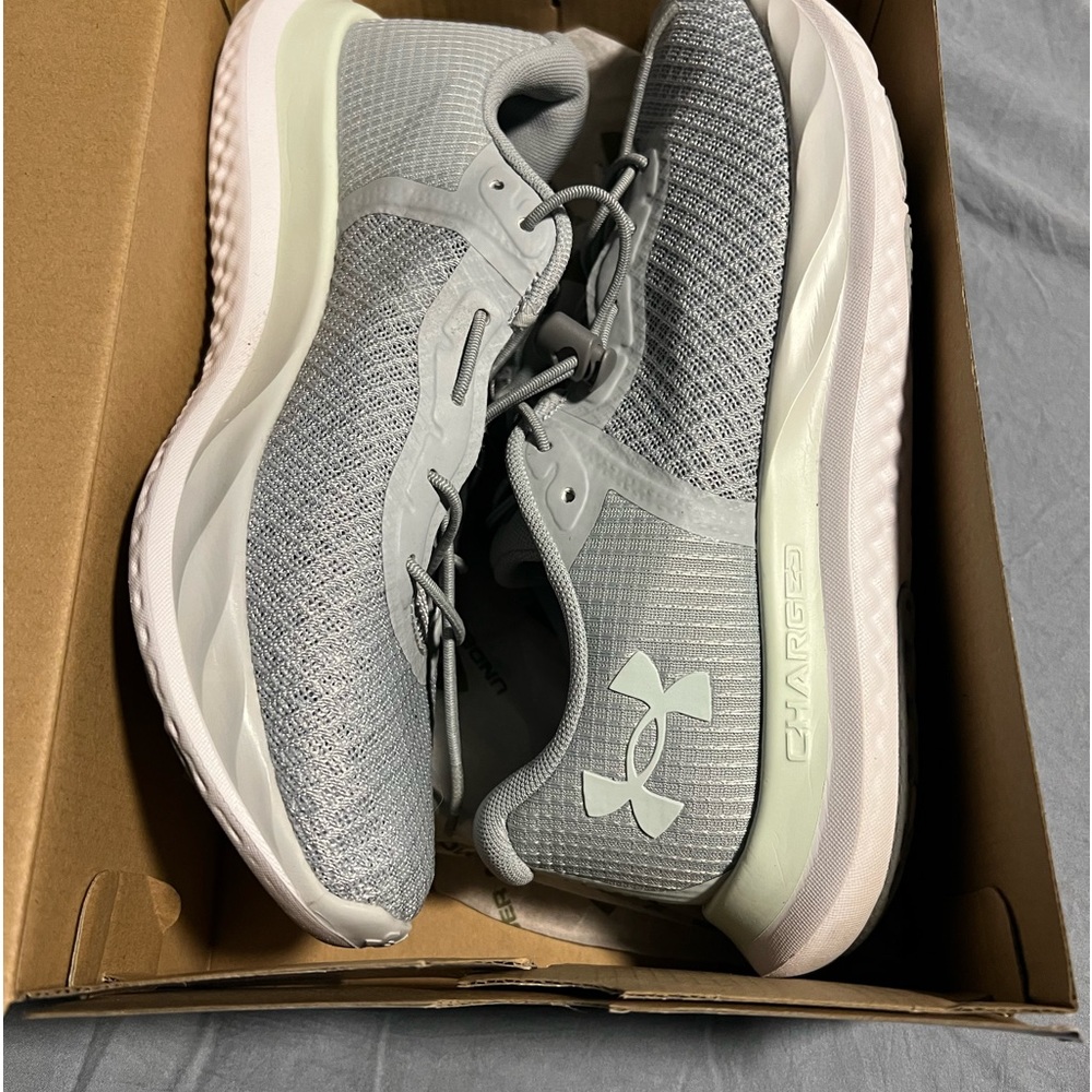 New in box Women’s under armor